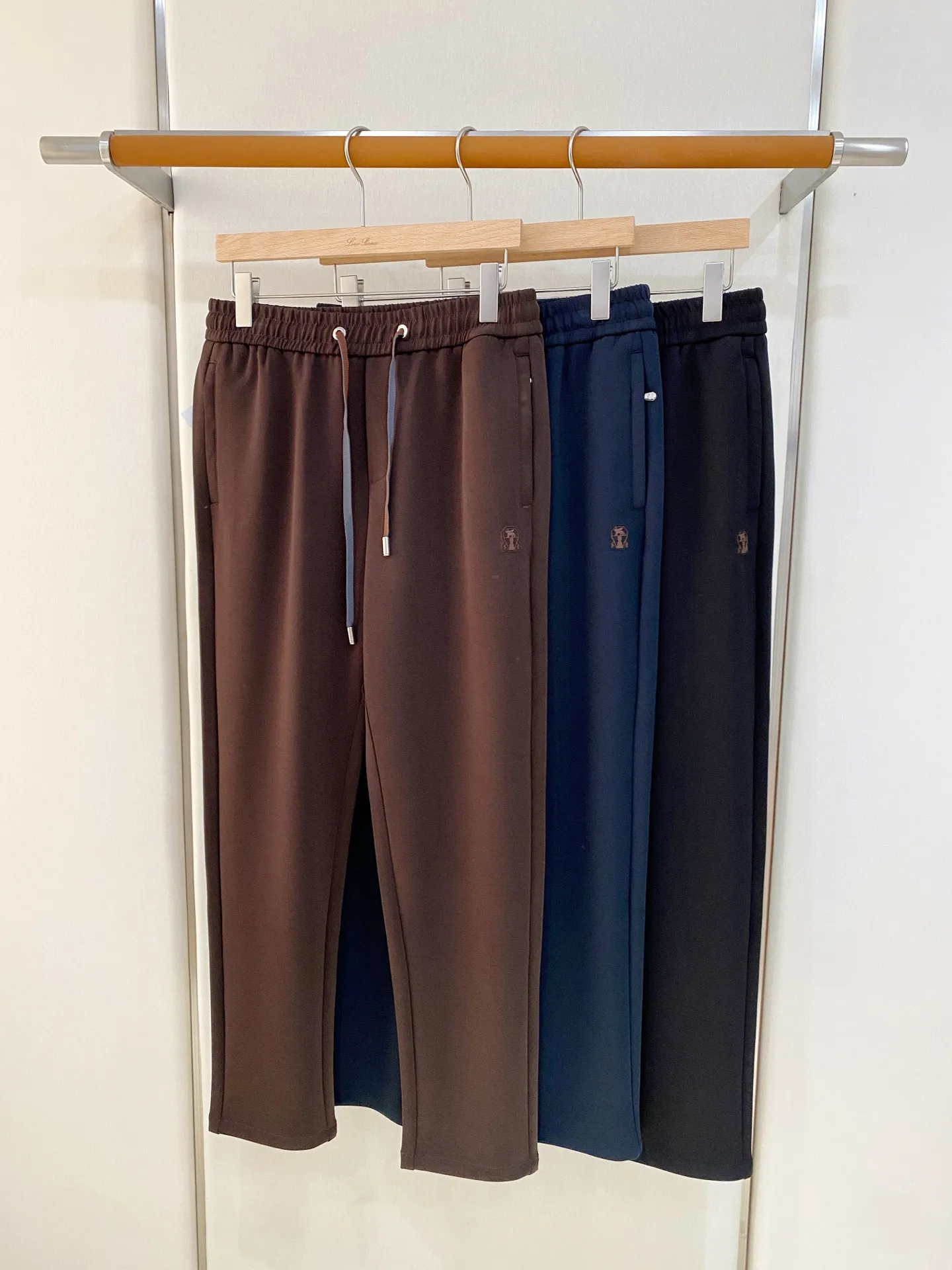 BC 2026 Autumn and Winter New Arrival Casual Pants Fabric: Sand-washed cupro silk fabric, smooth and thick to the touch, not easy to wrinkle when drape, comfortable and warm for the upper body. Style: Straight-leg pants with elastic drawstring, small logo embroidery embellishment, practical pockets on the side seams, modifying the shape of the legs and allowing for freedom of movement. Color: coffee brown, navy blue, pure black, calm and low saturation, easy to match for commuting and leisure. Sizes:M-4XL